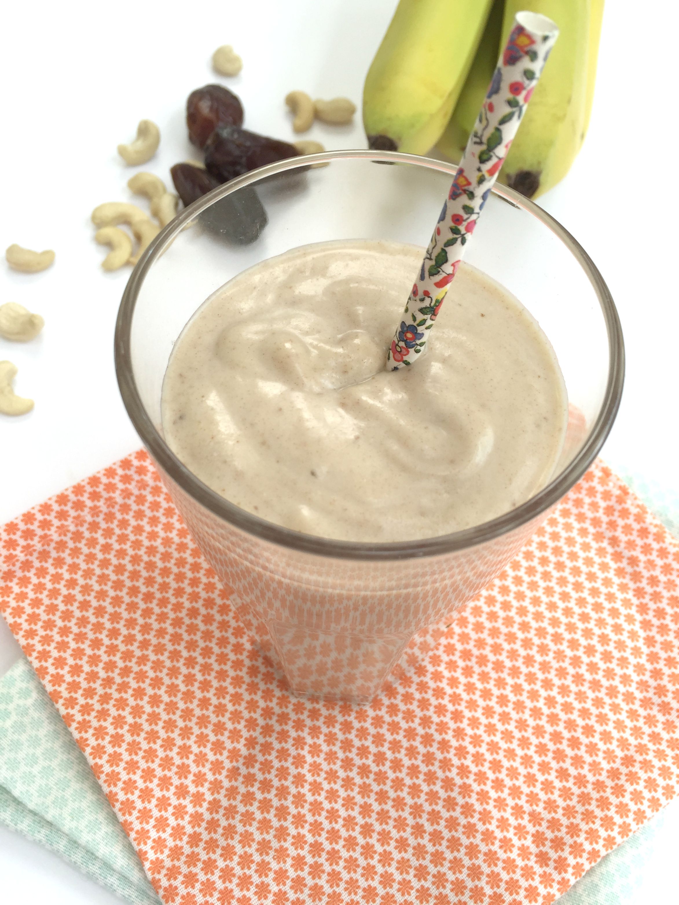 This super creamy smoothie tastes like dessert.  Its sweetness comes from medjool dates that give it a love toffee-like flavour.