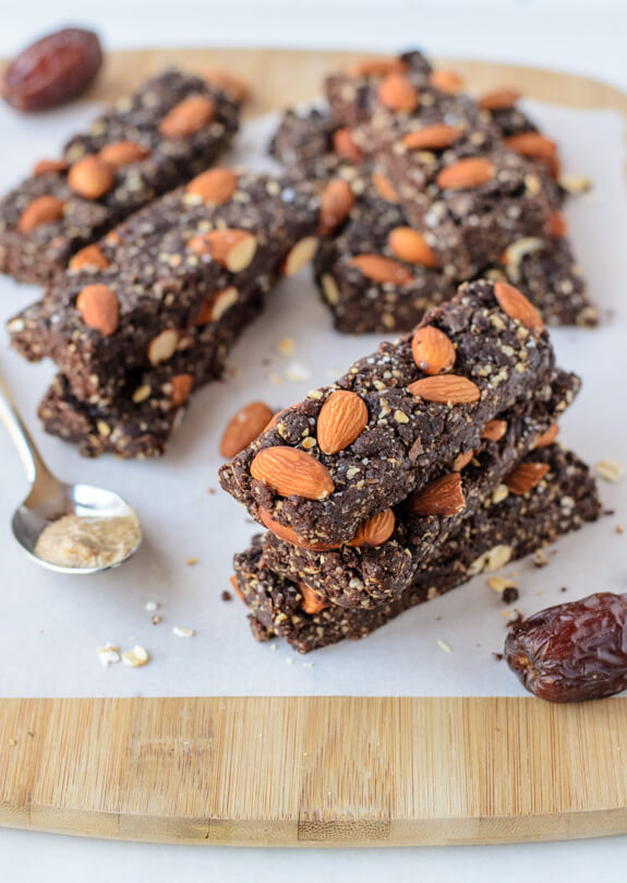 Healthy-Salted-Chocoalte-Almond-No-Bake-Granola-Bars-made-with-dates-and-cocoa.-These-taste-like-brownies-Gluten-free