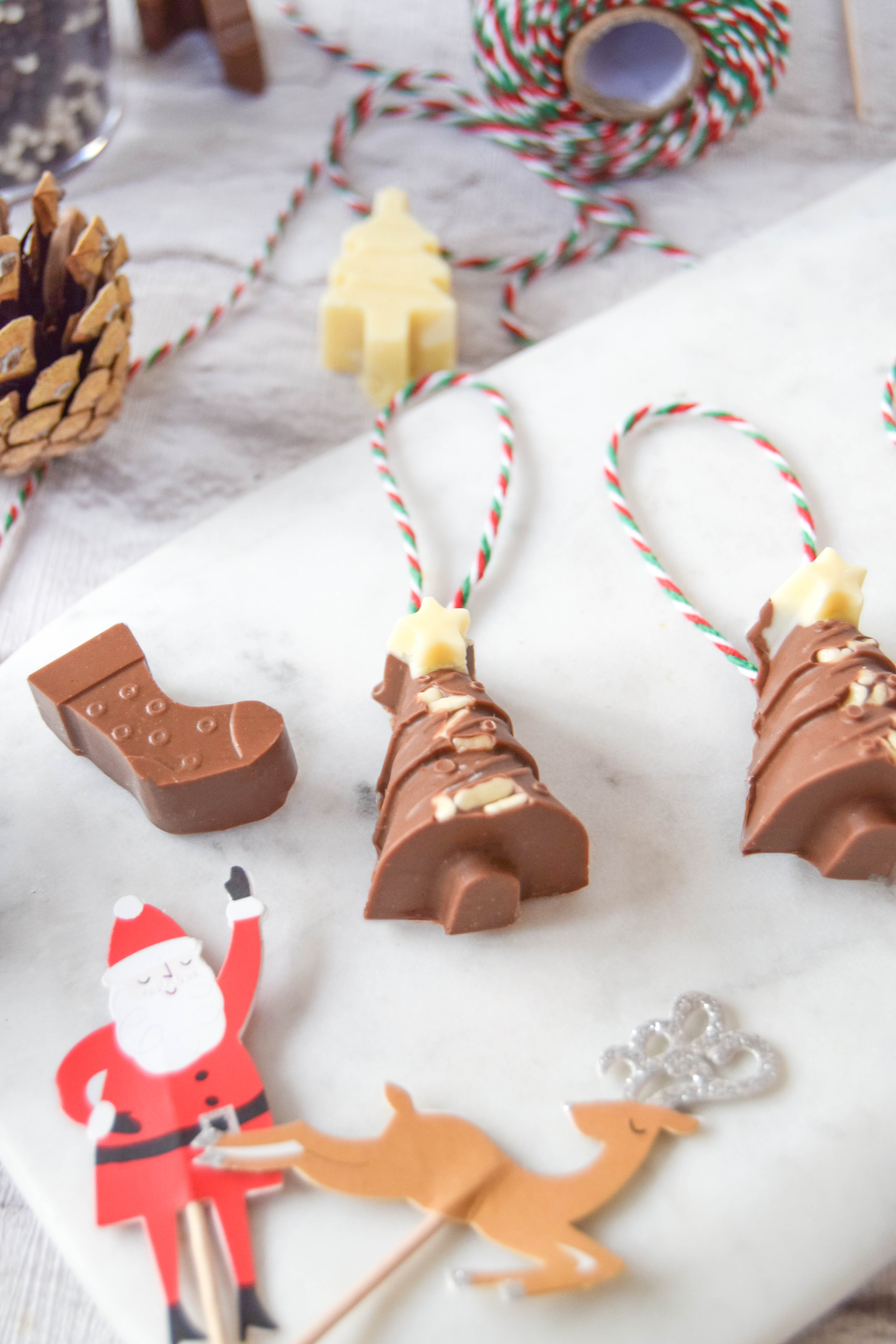 Homemade gifts have that personal touch. If you haven’t quite finished your Christmas shopping yet these salted peanut butter chocolates are perfect.