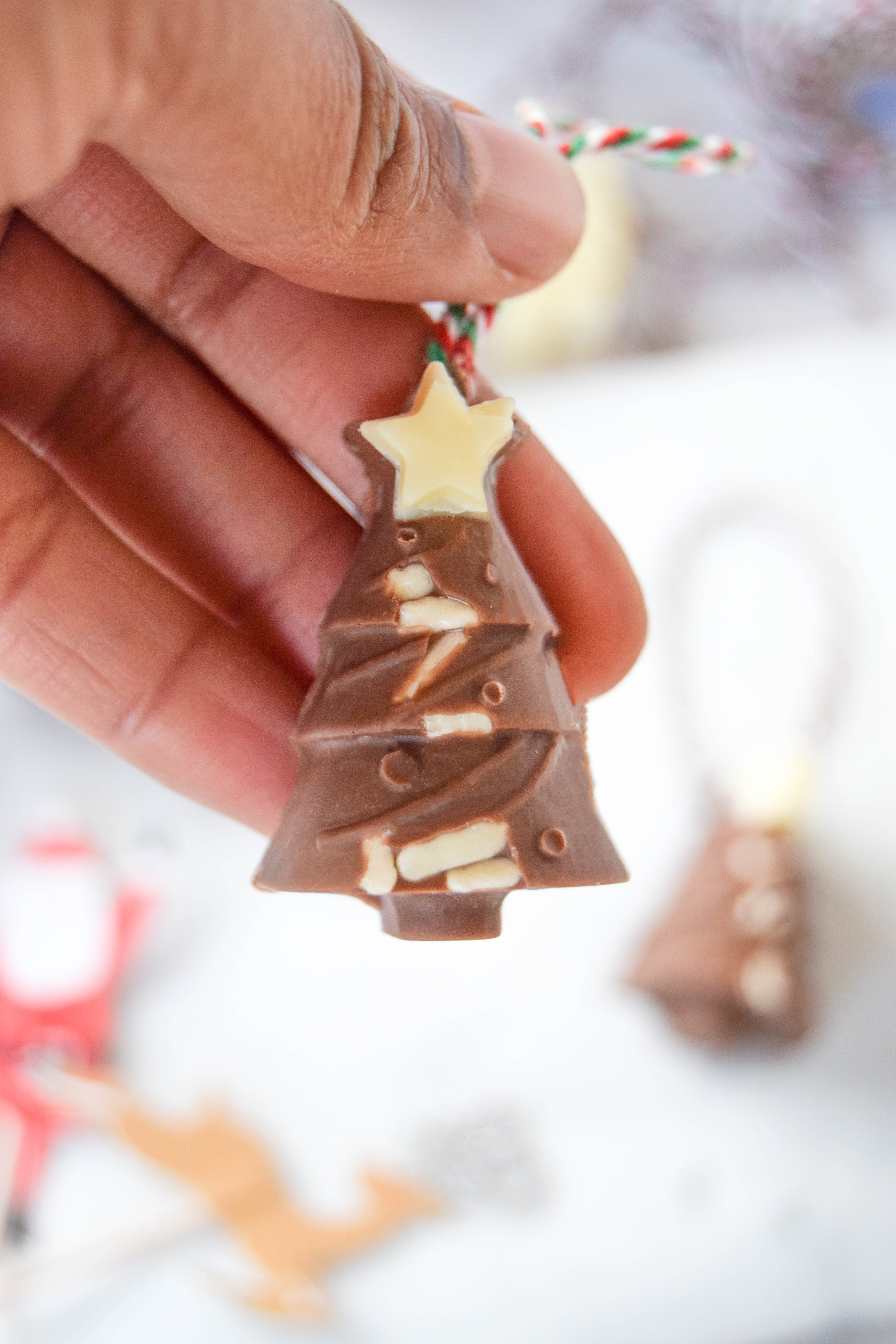Homemade gifts have that personal touch. If you haven’t quite finished your Christmas shopping yet these salted peanut butter chocolates are perfect.