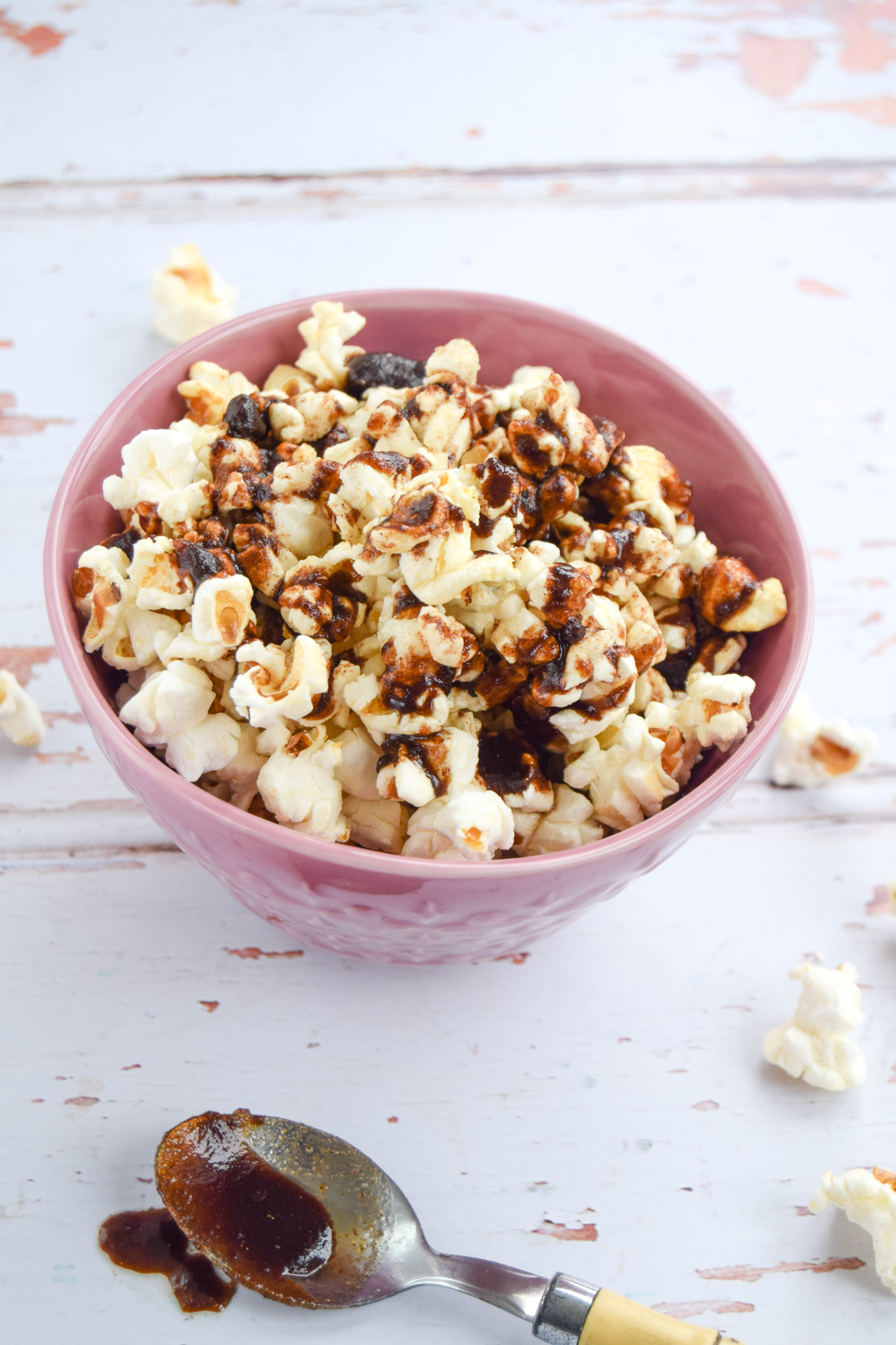 An easy and quick homemade popcorn snack flavoured with delicious gingerbread.