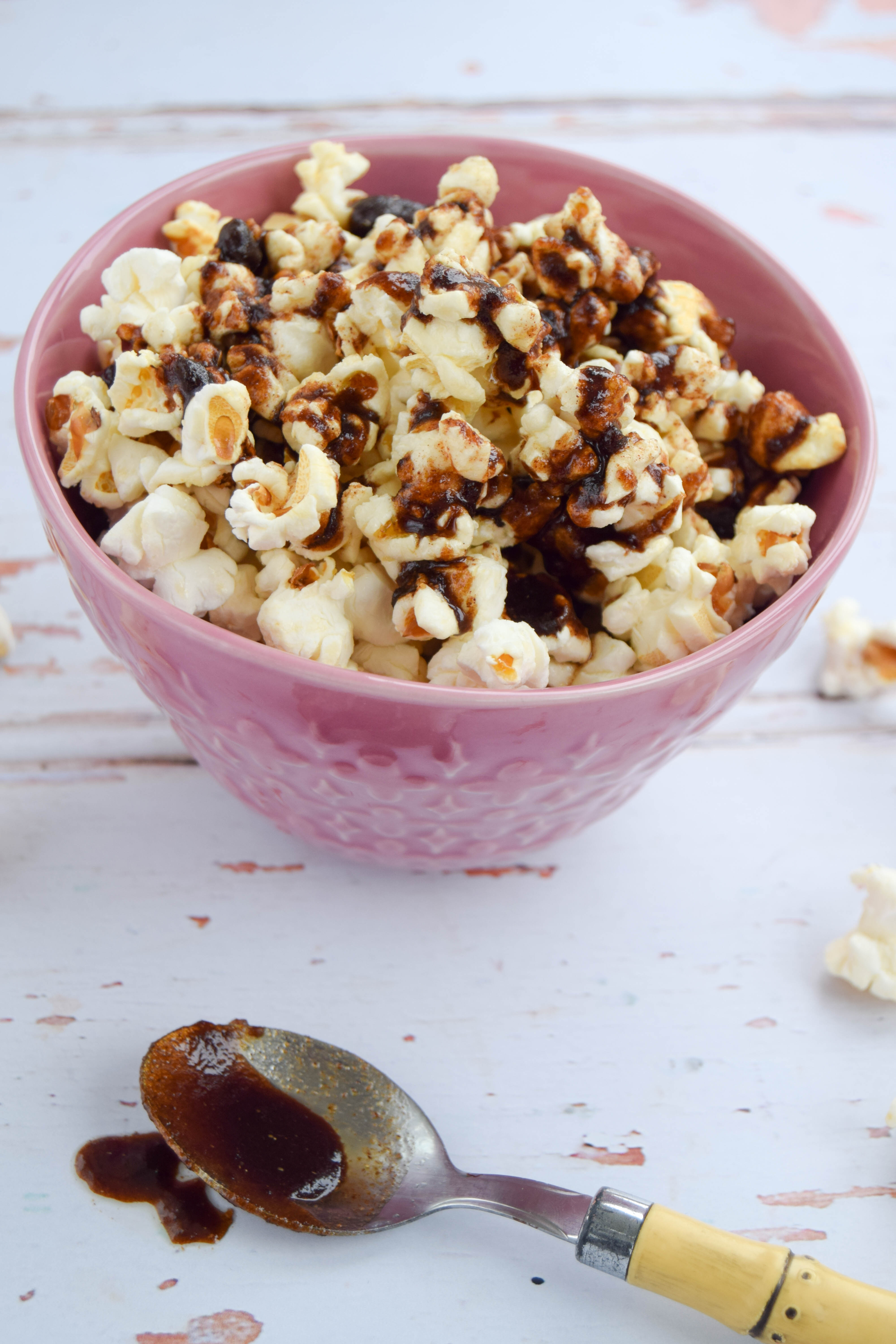 An easy and quick homemade popcorn snack flavoured with delicious gingerbread.