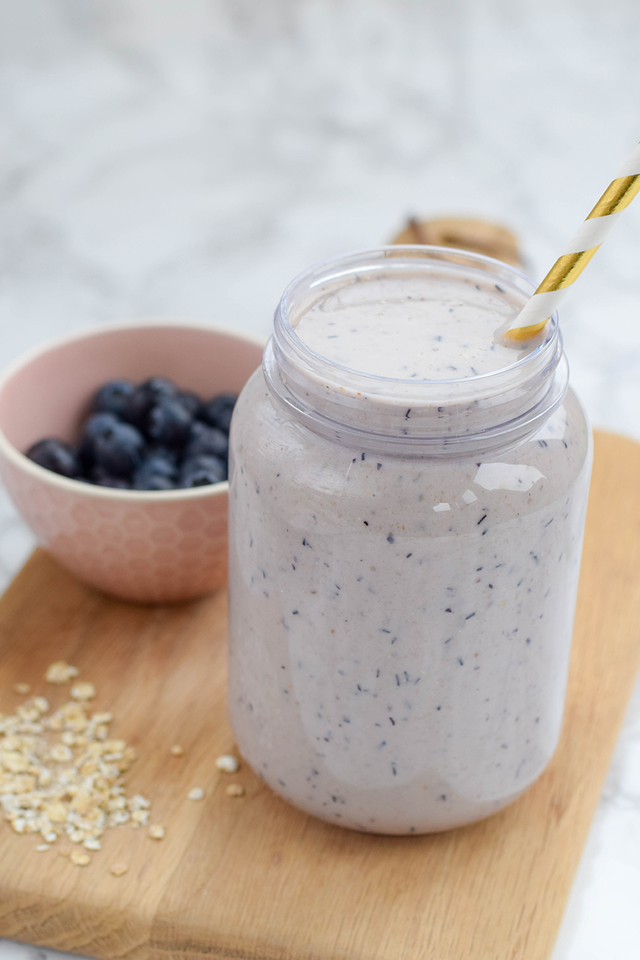 A warm blueberry pie smoothie made with comforting porridge oats to help take the chill off when you fancy a smoothie, but the mornings are still cold.