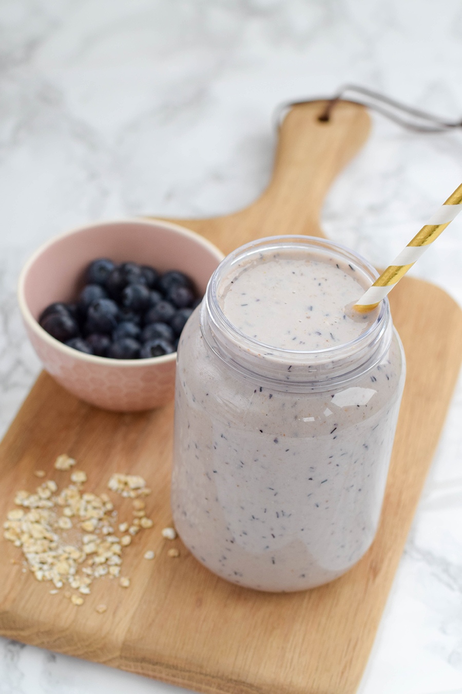 A warm blueberry pie smoothie made with comforting porridge oats to help take the chill off when you fancy a smoothie, but the mornings are still cold.