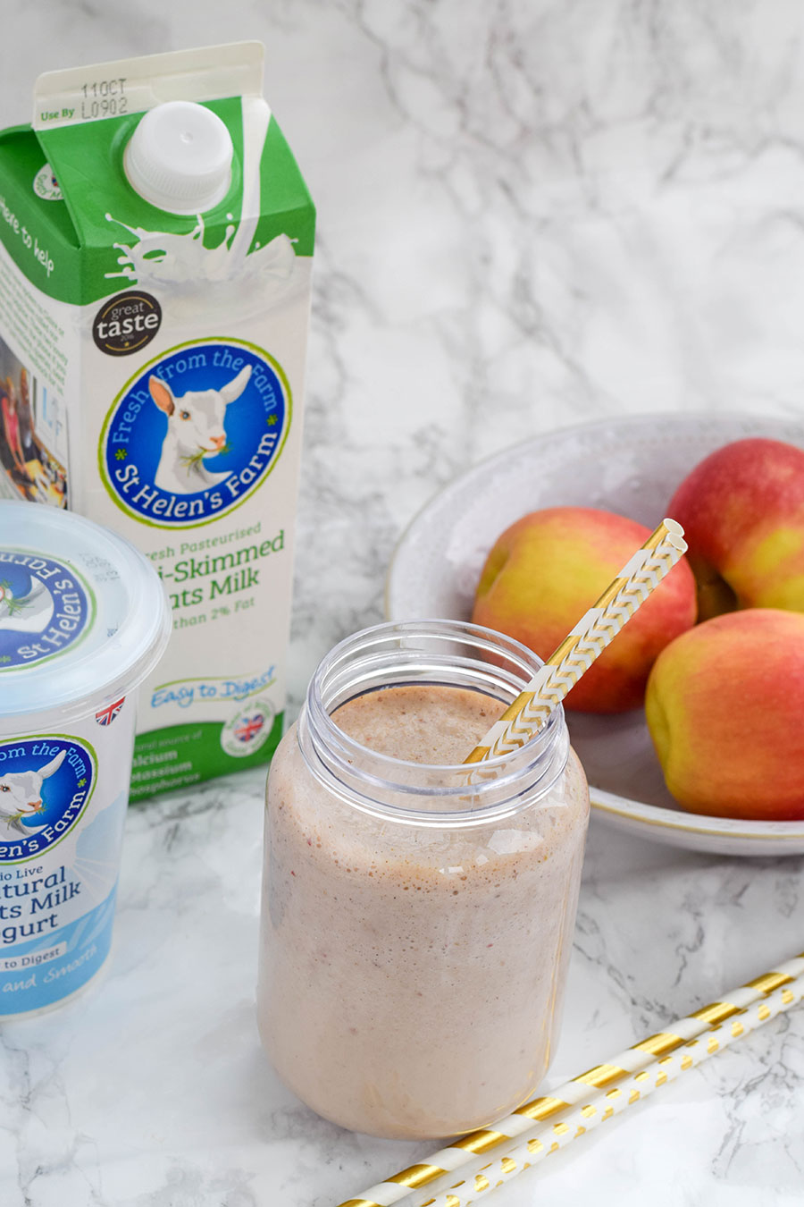 If you were to capture autumn in a glass, I'm sure this super filling Apple & Cinnamon Pie Smoothie would feature. Full of warm cinnamon spice, nutmeg and mixed spice it's a fantastic start to any autumnal day.