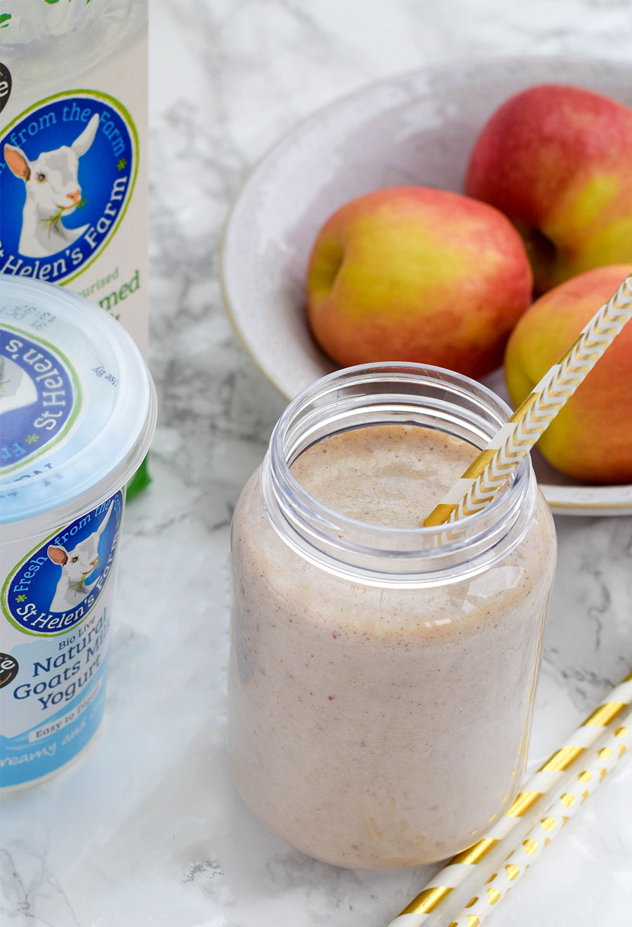 If you were to capture autumn in a glass, I'm sure this super filling Apple & Cinnamon Pie Smoothie would feature. Full of warm cinnamon spice, nutmeg and mixed spice it's a fantastic start to any autumnal day.